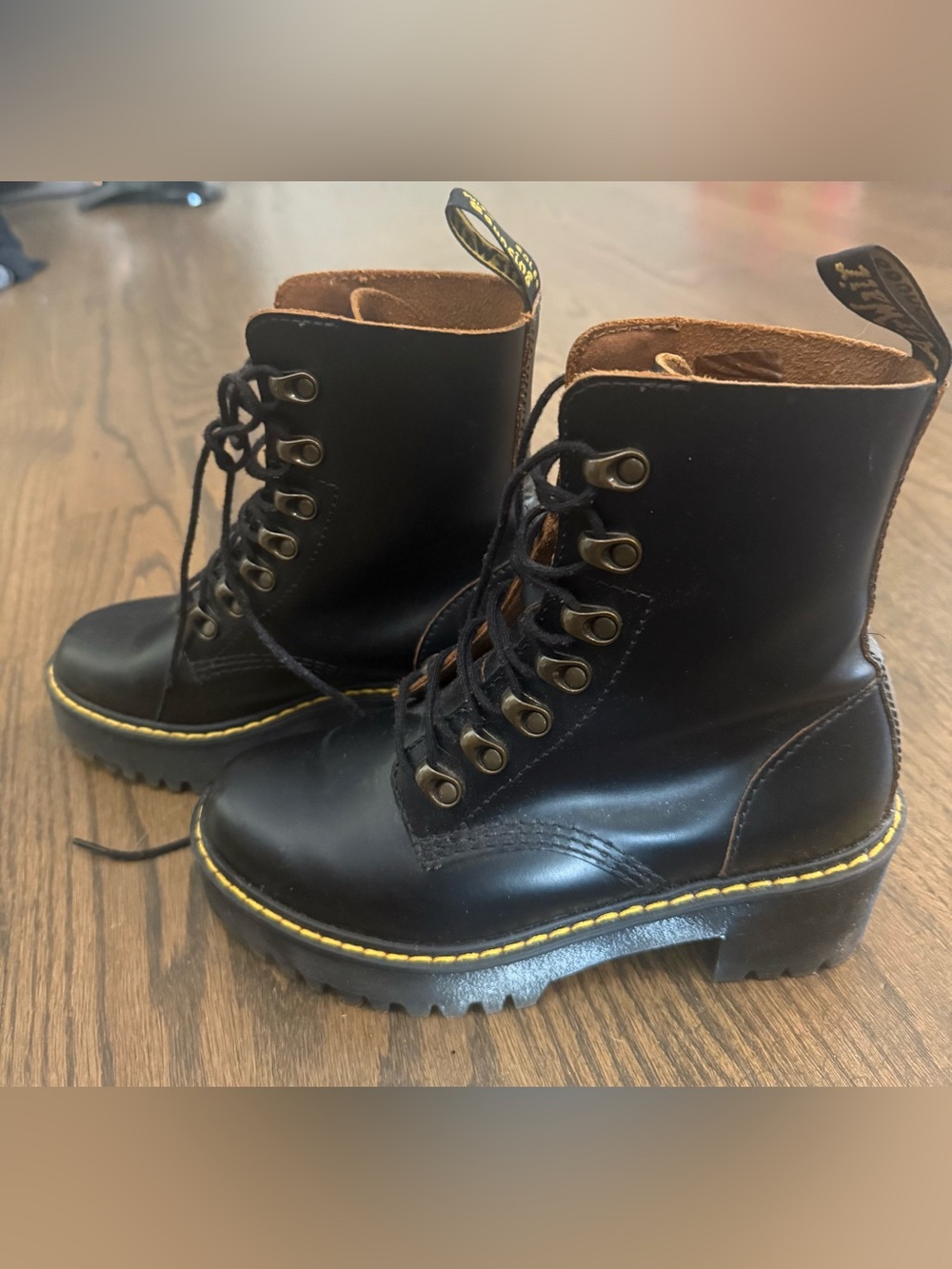 Dr Martens Perfect Cond. SZ 6 Leona Black Smooth leather Combat Boots